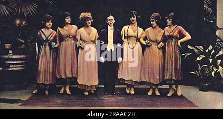 Les Rouges et Noirs, la troupe di concerti della prima Armata raffigurata con il direttore, il capitano Makeham al Teatro Savoy nel 1919. La prima festa dell'esercito si chiamò Les Rouge et Noirs dopo il segno rosso e nero dell'unità (una striscia nera racchiusa tra due strisce rosse). La fine della guerra le trovò nella zona di Valenciennes, dove continuò a esibirsi dopo l'armistizio nel Teatro Comunale. Il cast è stato smobillato durante la primavera, e riformato come la troupe schegge in Inghilterra in My 1919, e ha iniziato una carriera notevole, che ha continuato almeno fino allo scoppio del WW2. Foto Stock