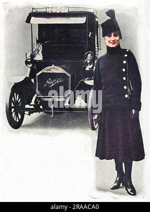 Una donna portiere in un negozio di cappelli a Regent Street, che sembra estremamente intelligente con la sua uniforme. Solo uno dei lavori che le donne facevano al posto degli uomini che si erano Uniti per combattere durante la prima guerra mondiale. Data: 1916 Foto Stock