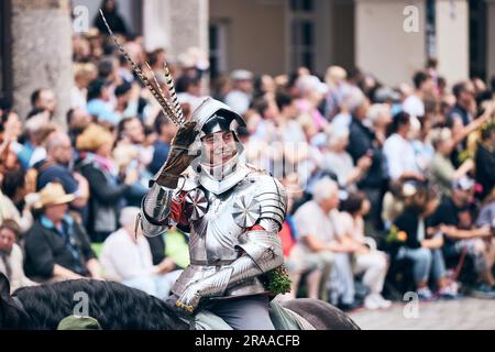 Landshut, Germania. 2 luglio 2023. Un cavaliere sfilerà attraverso la città al "Landshut Wedding". Migliaia di visitatori hanno applaudito mentre la sposa e lo sposo sfilavano attraverso la città vecchia magnificamente decorata. Lo spettacolo storico medievale ricrea il matrimonio della principessa polacca Edvige con il duca Giorgio il ricco di Baviera-Landshut. Credito: Tobias C. Köhler/dpa/Alamy Live News Foto Stock