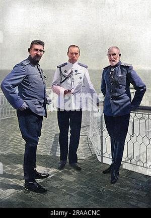 Lo zar russo Nicolas II (al centro), con il re Carol i (a destra) e il principe ereditario Ferdinando di Romania, raffigurati durante una visita della famiglia reale russa a Constanza, sulla costa del Mar Nero della Romania Data: 1914 Foto Stock