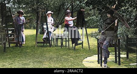 Una scena all'aperto che mostra gli allievi della John Hassall London School of Art impegnati a dipingere ai cavalletti nel giardino. Il Tatler rifiuta di dare via l'indirizzo specifico poiché la scuola ha prodotto molti dei famosi manifesti di reclutamento e propaganda britannici. Data: 1915 Foto Stock