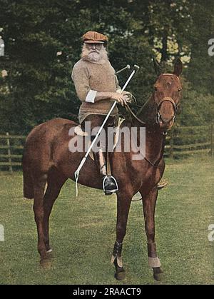 Charles Stanhope, VIII conte di Harrington (1844 - 1917), giocatore di pari e polo britannico, nella foto montato su un pony di polo, nonostante la sua età avanzata! Data: 1917 Foto Stock