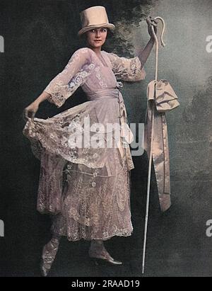 IRENE CASTLE (nee FOOTE) Dancer, con il marito Vernon Castle conosciuto come 'America's Dancing Sweethearts'. Nella foto del Tatler, quando lei e suo marito avevano "delirato Londra alla grande matinée serba con la loro squisita danza che era la caratteristica eccezionale di uno spettacolo di stelle". Continua a descrivere Mrs Castle come un arbitro quasi assoluto della moda a New York, e ciò che indossa oggi l'America porta a domani. Si è recata a Londra per una settimana per vedere suo marito, che si è Unito al Flying Corps, e che ora si trova sulla pianura di Salisbury. Si dice che il loro reddito congiunto in Ameri Foto Stock