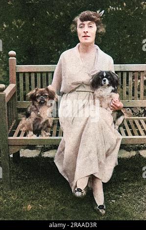 Olivia Maitland Davidson, scrittrice e giornalista, in particolare autrice di "Letters of Eve", la rubrica settimanale di pettegolezzi della rivista Tatler. Nella foto del 1918 all'epoca le sue lettere popolari durante la guerra erano state pubblicate in forma di libro da Constable, con i suoi due compagni canini, Master Tou-tou e Miss Bing, entrambi romanzati nelle sue colonne illustrate da Annie Fish. Data: 1918 Foto Stock