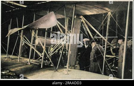 Re Edward sta ispezionando la macchina volante di Wilbur Wright che galleggia su un "mare attenuato". Wilbur Wright spiega il meccanismo delle macchine a Pau. Data: Mar-09 Foto Stock