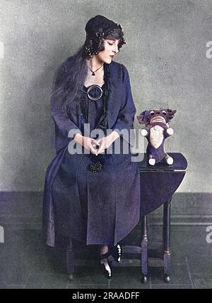 Attrice inglese, Isobel Elsom (1893-1981), nella foto del 1917 quando stava per recitare nel ruolo di Wendy in una nuova messa in scena di Peter Pan al New Theatre di Londra nel dicembre 1917. Accanto a lei c'è una versione imbottita di Tou-Tou, il cane appartenente a Eve, l'editorialista fittizio di pettegolezzi della rivista Tatler. Sia Eve che Tou-tou erano molto popolari e, a Natale, Tou-tou era disponibile come giocattolo morbido. Data: 1917 Foto Stock