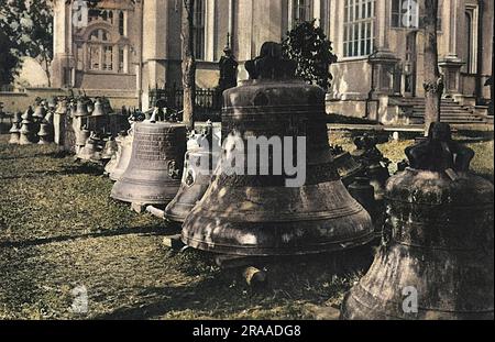 Sistemati insieme per la sicurezza nel monastero Nikolsky vicino a Mosca, alcune delle 300 campane della chiesa russa rimosse per evitare che i tedeschi invadano riutilizzarle come metallo per le conchiglie. Alcune delle campane sono ornamentali nel design e nella decorazione, mostrando medaglioni di sacerdoti e vescovi in bassorilievo. Data: 1915 Foto Stock