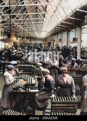 Donne che lavorano con le teste dei fusibili al Coventry Ordnance Works durante la prima guerra mondiale Foto Stock