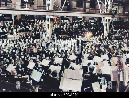 Orchestra Filarmonica di Berlino, diretta da Wilhelm Furtwangler, che suonava un concerto di Beethoven durante un'ora di pranzo in una fabbrica tedesca di armamenti in Germania nel 1944 Data: 1944 Foto Stock