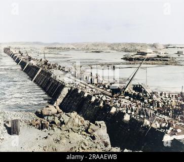 Vista a valle della vecchia o bassa diga di Assuan sul fiume Nilo in Egitto durante la costruzione. Data: 1902 Foto Stock