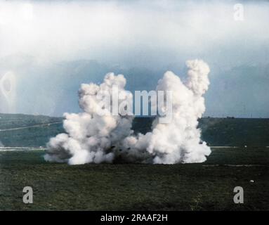 Guerra chimica, mostrando fumo bianco da una bomba Livens che esplode durante la prima guerra mondiale. Data: 1914-1918 Foto Stock