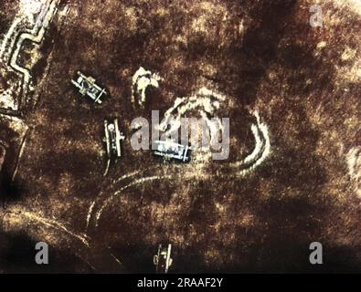 Fotografia aerea di carri armati britannici in azione durante la battaglia di Cambrai, prima guerra mondiale. Data: Novembre-dicembre 1917 Foto Stock