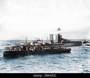 HMS Audacious, nave da battaglia britannica classe King George V, varata nel 1912. Non vide alcuna azione durante la prima guerra mondiale, poiché fu affondata da una mina tedesca al largo della costa settentrionale di Donegal, in Irlanda, come si vede in questa fotografia. L'equipaggio può essere visto prendere le scialuppe di salvataggio, e altre navi che arrivano in soccorso. Data: 27 ottobre 14 Foto Stock