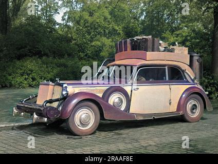 Un'auto con diverse valigie imballate insieme sul portapacchi. Nota: Il sistema di alimentazione del generatore di gas per legno - Germania, 1945 - è essenziale a causa della grave carenza di benzina alla fine della seconda guerra mondiale. Data: Circa 1945 Foto Stock