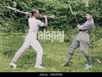 Due soldati in una radura, facendo pratica con la baionetta, India. Data: 1918 Foto Stock