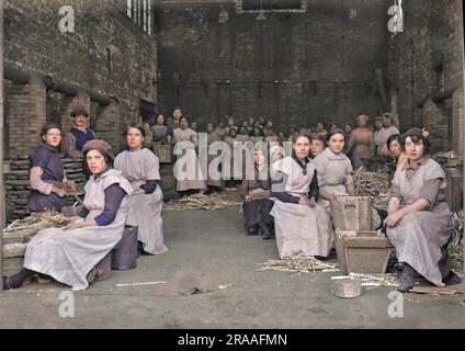 Un gruppo di operai, per lo più donne, all'interno di una fabbrica che produce scrapnel di piombo per le conchiglie di artlery - WW1. Data: Circa 1915 Foto Stock