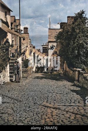 Una strada ripida a Ilfracombe, Devon, con un cartello per il New Inn. Data: 1924 Foto Stock