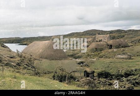 Cottage e una casa in un paesaggio tetro scozzese. Foto Stock