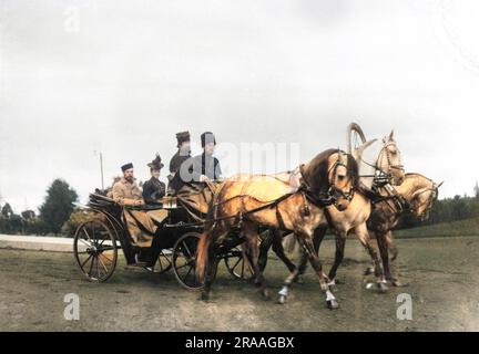 Lo Zar Nicola II di Russia e di sua moglie Alexandra Feodorovna in una a cavallo il carrello della troika. Troika è la parola russa per 'tripletta' o 'trio' essendo questo riferimento al fatto che troikas hanno tre cablaggi come sono tirati da tre cavalli. Data: circa 1900 Foto Stock