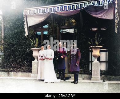 L ultimo Zar di Russia Nicola II con la famiglia sulla soglia della sua residenza nel Comune di Krasnoie Selo vicino a Leningrado (ora San Pietroburgo). Data: circa 1901 Foto Stock