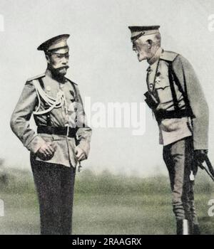 Zar Nicola II (Nikolay Alexandrovich Romanov, 1868-1918), ultimo zar di Russia (regnante 1894-1918). Visto qui con suo zio, il Granduca Nicola, durante la prima guerra mondiale, discutendo dei progressi sul campo. Data: 1914 Foto Stock