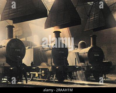 Treni a vapore che si riforniscono nei capannoni dei treni di Kentish Town, Londra Data: Inizio anni '1930 Foto Stock