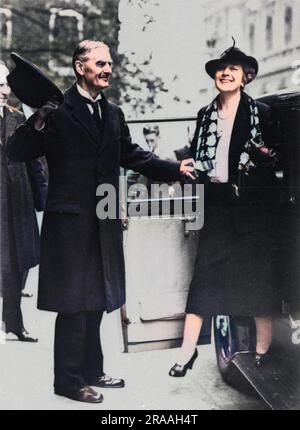 Neville Chamberlain aiuta sua moglie ad uscire dall'auto. Primo Ministro britannico. Foto Stock