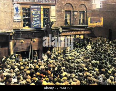 Le rivolte anti-tedesche della Lusitania di Chrisp Street e irrompono al negozio di tabacco e sigari A. Schoenfelds, Poplar, all'estremità est di Londra. Data: 1915 Foto Stock