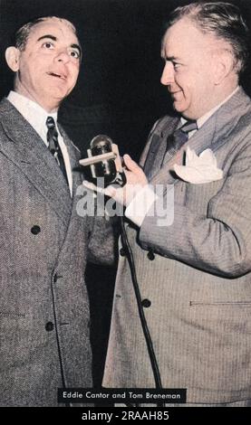 Tom Breneman (1901-1948) Talking to Eddie Cantor (1892-1964) (interprete, comico, ballerino, cantante, attore e cantautore americano) durante il suo popolare programma radiofonico "Breakfast in Hollywood". Data: Circa 1945 Foto Stock