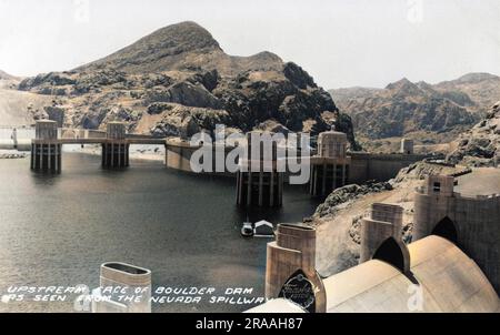 Parete a monte della diga di Hoover (Boulder), Nevada, USA, vista dalla Nevada Spillway. Data: Circa 1940 Foto Stock