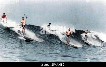 I surfisti su una grande onda vicino a San Clemente, California, USA. Data: Circa 1953 Foto Stock