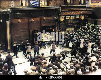 Le rivolte anti-tedesche della Lusitania di Chrisp Street e irrompono al negozio di tabacco e sigari A. Schoenfelds a Poplar, all'estremità orientale di Londra. Data: 1915 Foto Stock