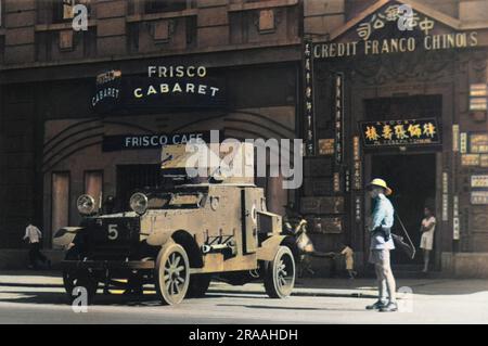 Una scena di strada nell'International Settlement, Shanghai, con un'auto blindata parcheggiata fuori dal Frisco Cabaret e dalla Credit Franco Chinois Bank. Le forze giapponesi avevano occupato il resto di Shanghai nel 1937 e conquistarono l'insediamento internazionale nel dicembre 1941 a seguito dell'attacco a Pearl Harbour. Data: 1940 Foto Stock