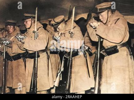 La fanteria giapponese fa una pausa per mangiare la sua razione di riso. I fucili sono Arisaka tipo 38 Data: 1937-1945 Foto Stock