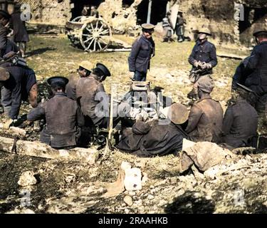 Soldati britannici seduti intorno a un fuoco durante il freddo sul fronte occidentale in Francia durante la prima guerra mondiale. Data: Circa 1916 Foto Stock