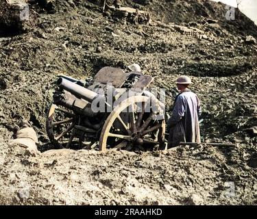 Un foro per il guscio viene utilizzato per la posizione di una batteria britannica avanzata sul fronte occidentale durante la prima guerra mondiale. Data: Circa 1916 Foto Stock
