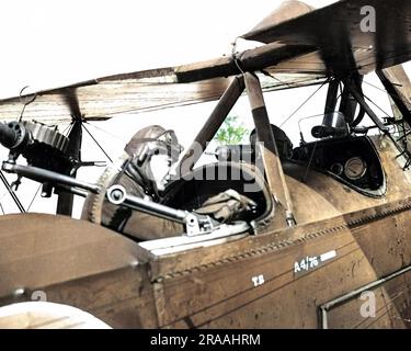 Un osservatore della RAF con un trasmettitore wireless che gli permette di rimanere in contatto con i cannoni britannici, sul fronte occidentale in Francia durante la prima guerra mondiale. Data: Circa 1918 Foto Stock