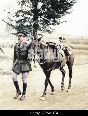 Un ufficiale britannico che guida il suo cavallo lungo una strada, dando al suo cane la mascotte un giro in sella sul fronte occidentale in Francia durante la prima guerra mondiale. Data: Circa 1916 Foto Stock