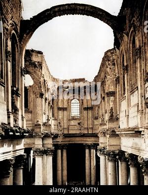 Vista dell'interno della cattedrale di Arras dopo l'incendio di un proiettile tedesco sul fronte occidentale in Francia durante la prima guerra mondiale. Data: Circa 1917 Foto Stock