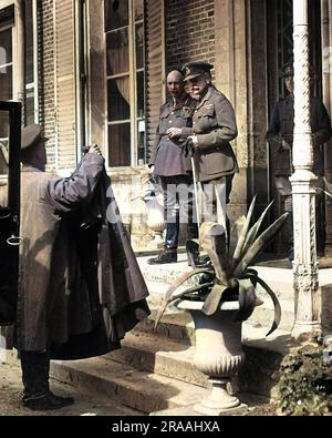 Sir Douglas Haig, comandante in capo britannico, con Sir Henry Rawlinson, comandante dell'esercito, in un quartier generale sul fronte occidentale in Francia durante la battaglia della somme, prima guerra mondiale. Data: Circa 1916 Foto Stock