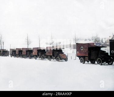 Ambulanze della Croce Rossa in attesa di ordini sulla neve sul fronte occidentale durante la prima guerra mondiale. Data: Circa 1916 Foto Stock