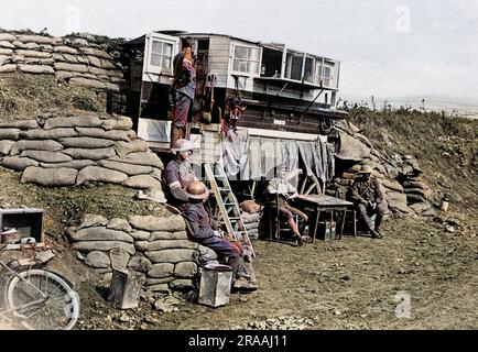 Un piccione loft vicino alle linee del fronte occidentale in Francia durante la prima guerra mondiale. I piccioni sono stati usati per inviare messaggi. Data: Circa 1916 Foto Stock