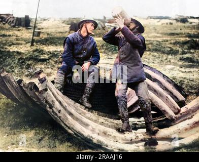 Due soldati britannici con ferro ondulato sul fronte occidentale durante la prima guerra mondiale. Uno di loro sta bevendo da una brocca. Data: Circa 1916 Foto Stock