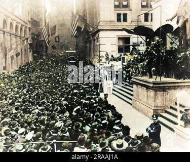 Folle di persone a Wall Street, New York, USA, il giorno dell'armistizio, che segna la fine ufficiale della prima guerra mondiale. Data: 11 novembre 18 Foto Stock