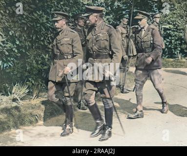 Re Giorgio V, Sir Douglas Haig e il principe di Galles (poi Edoardo VIII) in visita al fronte occidentale in Francia durante la prima guerra mondiale. Data: Circa 1916 Foto Stock