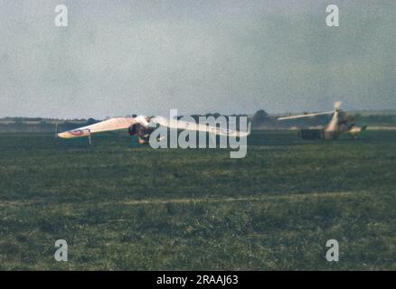 Due alianti in un campo. Quello sulla sinistra è un Westland-Hill Pterodactyl IV Quello a destra è una Cierva C.19 (Mk.i, II o III). Data: XX secolo Foto Stock