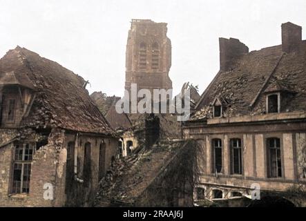 Vista della torre della chiesa e di altri edifici danneggiati a Bethune sul fronte occidentale in Francia durante la prima guerra mondiale. Data: Circa 1918 Foto Stock