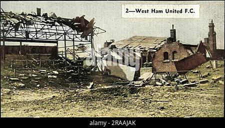 La bomba ha danneggiato i principali stand a Upton Park (il Boleyn Ground), la casa del West Ham United Football Club dopo bombardamenti durante il blitz a Londra nella seconda guerra mondiale. Data: 1944 Foto Stock