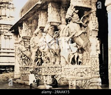 Incisioni in pietra ornamentali di cavalli e cavalieri a Tiruchirappalli (Trichy, Tiruchi), Tamil Nadu, India. Data: Circa 1890 Foto Stock