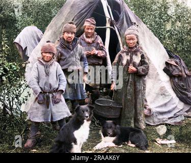 Membri di una famiglia Sami che stanno fuori dalla loro tenda. Provengono dall'area artica di Sapmi, che copre le parti settentrionali della Scandinavia e della Russia. Data: Fine Ottocento Foto Stock